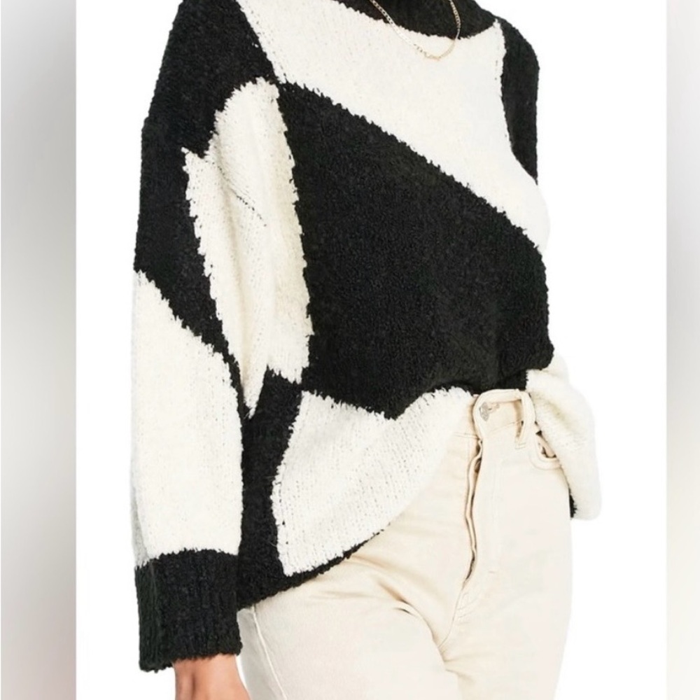 Topshop Sweater
Black and white 3/4 sleeves - Picture 3 of 7